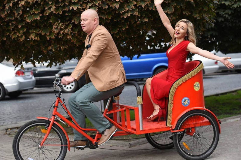 "Я всех снимаю": Зеленский прокатился на зеленом велосипеде по улицам Львова