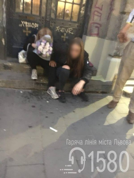 "Пришлось госпитализировать": во Львове школьницы напились до потери сознания (фото)