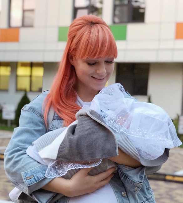 "Це все не зі мною": Світлану Тарабарову виписали з пологового будинку (фото)