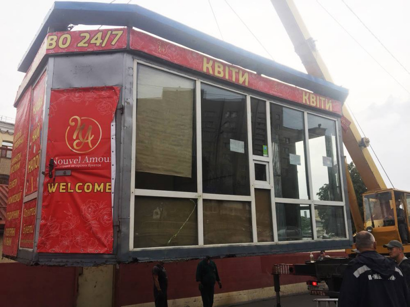 "Мечтаю о сквере": Киев избавили от двадцати нелегальных МАФов (фото)