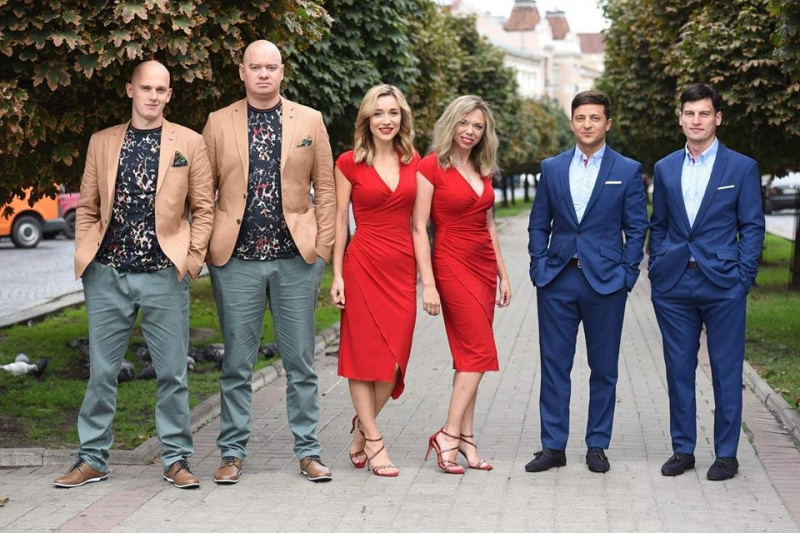 "Я всех снимаю": Зеленский прокатился на зеленом велосипеде по улицам Львова