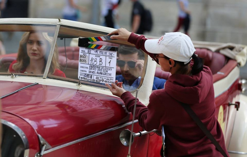 "Я всех снимаю": Зеленский прокатился на зеленом велосипеде по улицам Львова