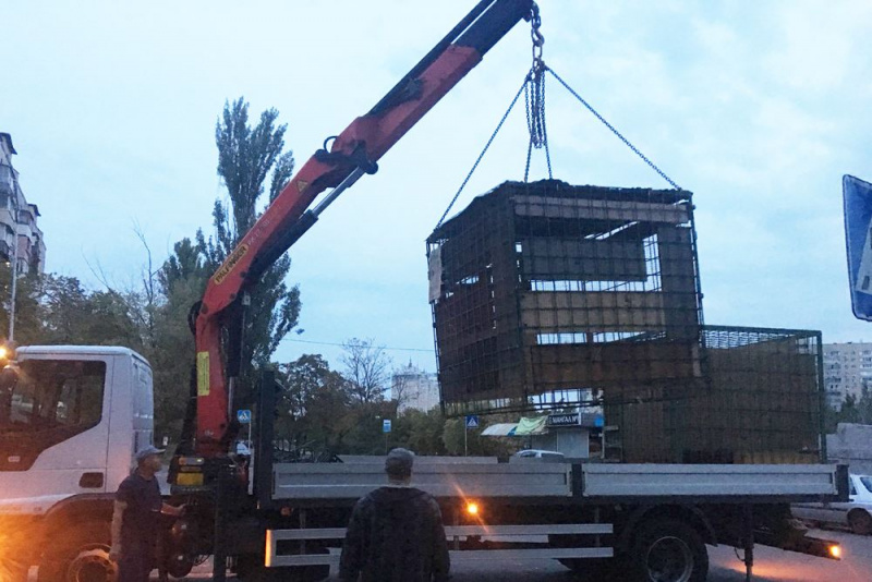 "Мечтаю о сквере": Киев избавили от двадцати нелегальных МАФов (фото)