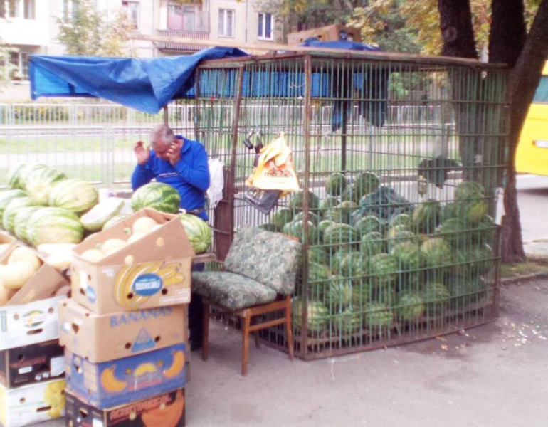 "Мечтаю о сквере": Киев избавили от двадцати нелегальных МАФов (фото)