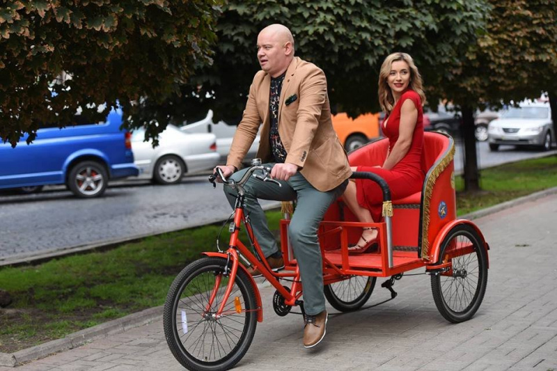 "Я всех снимаю": Зеленский прокатился на зеленом велосипеде по улицам Львова