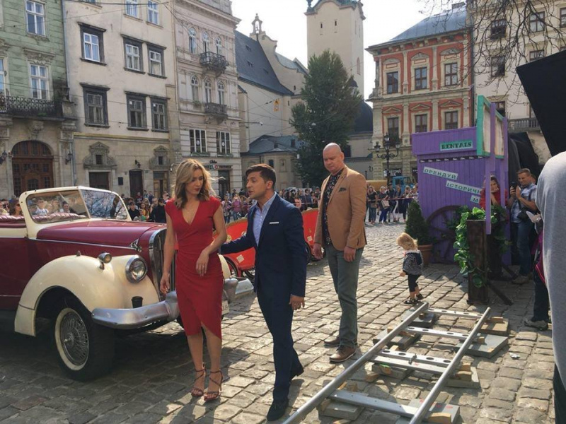 "Я всех снимаю": Зеленский прокатился на зеленом велосипеде по улицам Львова