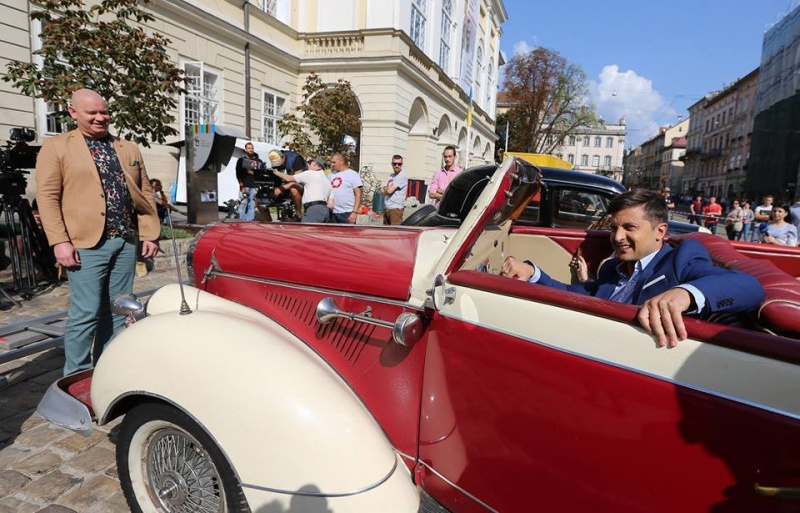 "Я всех снимаю": Зеленский прокатился на зеленом велосипеде по улицам Львова