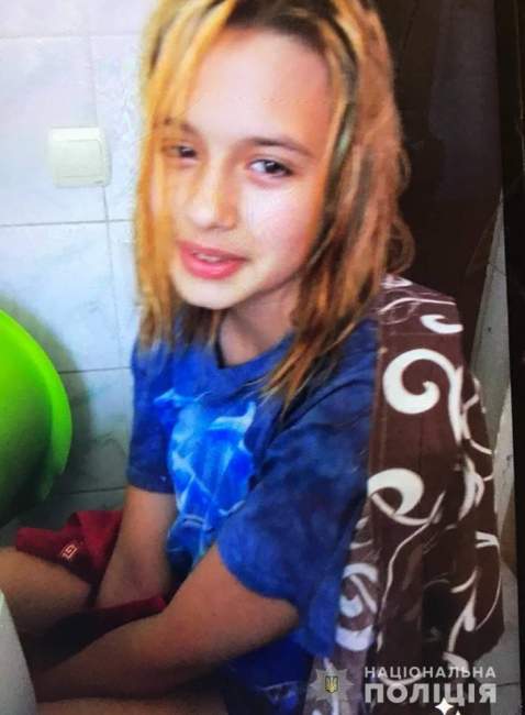 Собирались в гимназию, но не дошли: в Одессе разыскивают двух школьниц (фото)