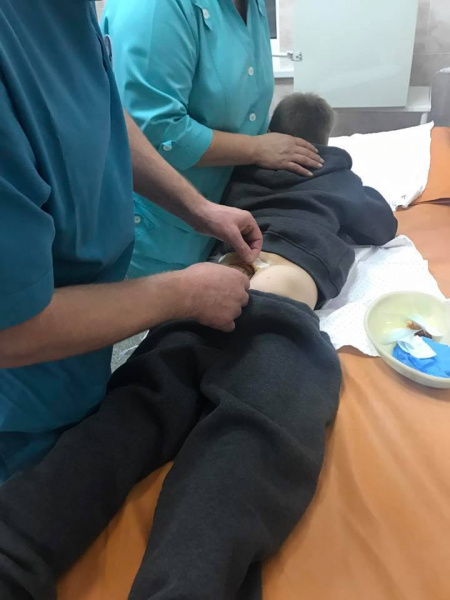 "Это ожог, даже трусы выгорели": в Киеве вспыхнул медицинский скандал из-за укола ребенку (фото)