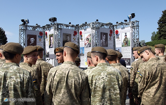 День пам'яті та примирення: у Києві відкрили фотовиставку "Герої" (фоторепортаж)