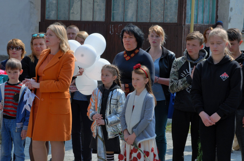 "В серцях і душах, вони не вмирають": у Житомирській області місцеві активісти встановили меморіальну дошку герою АТО