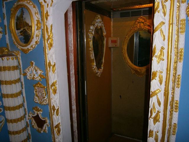 Почти Версаль: в Киеве пенсионер превратил подъезд дома в настоящий музей