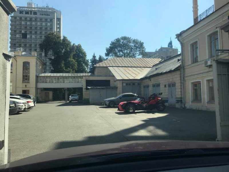 &quot;Бонд позавидовал бы&quot;: под Радой заметили странное авто (фото)