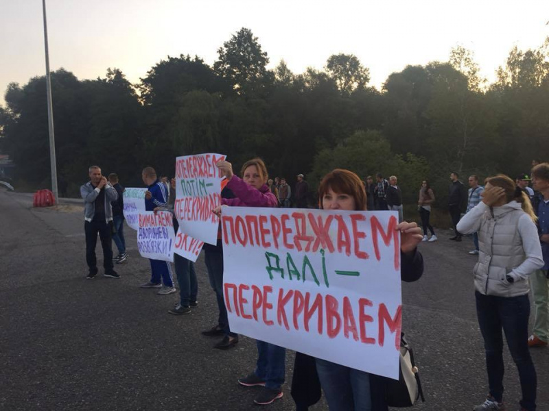 "Здесь гибнут люди: под Киевом протестующие перекрыли Одесскую трассу