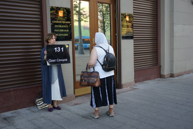 Известная российская журналистка провела одиночный пикет в поддержку Сенцова (фото)