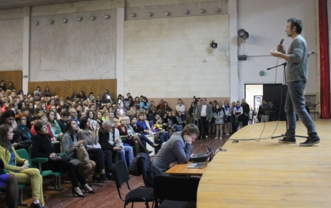 Вакарчук в Славянске призвал молодежь избавляться от пережитков советского прошлого