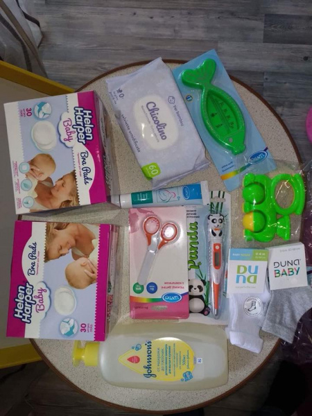 Мами почали отримувати бебі-бокси: в мережі показали, як виглядає подарунок для новонароджених