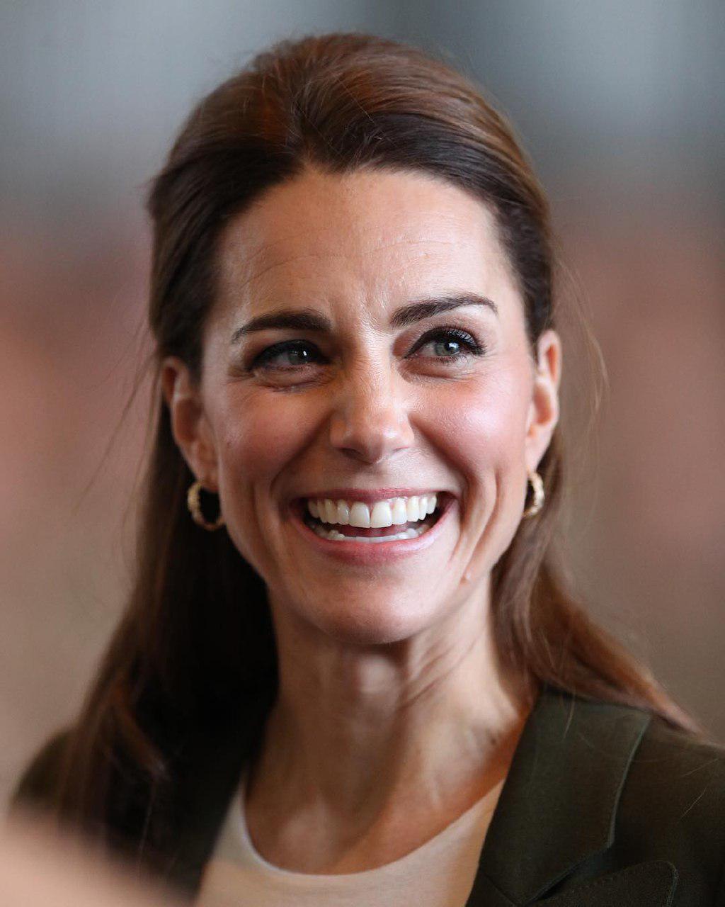 День рождения Кейт Миддлтон: королевский дворец опубликовал яркое фото именинницы