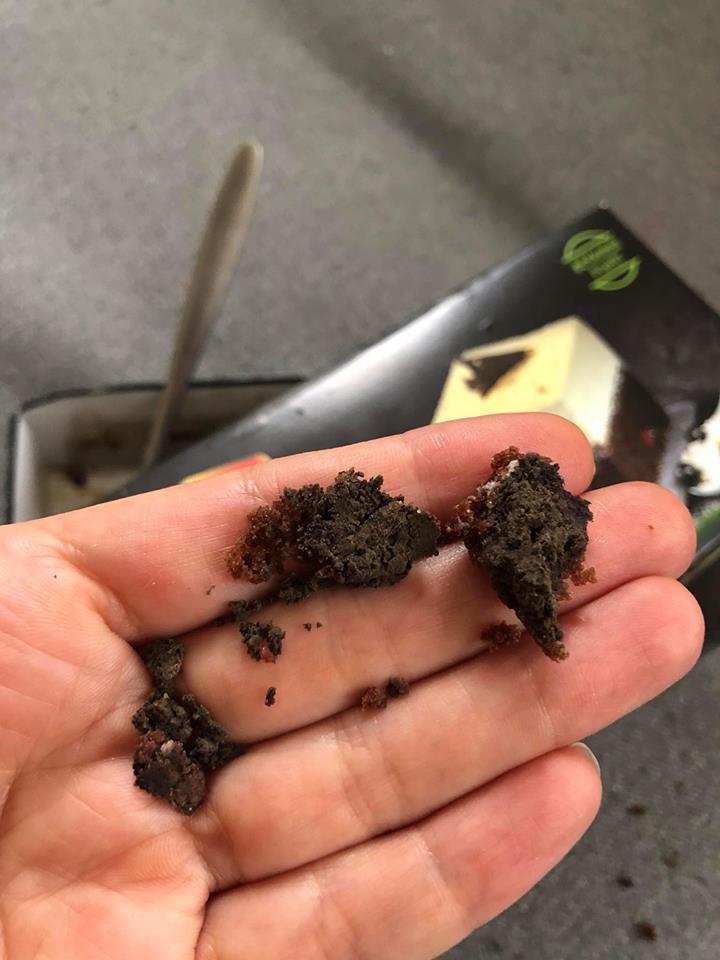 "Нашла ком земли": в сети возмущены неожиданной находкой в десерте (фото)