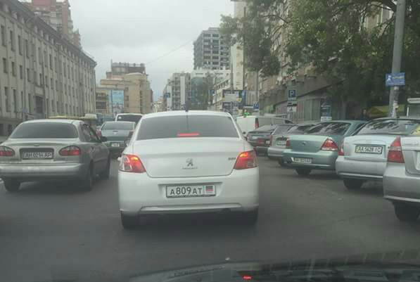 &quot;Хочемо знайти і повернути борг&quot;: у Києві помічений автомобіль з номерами &quot;ДНР&quot; (фото)