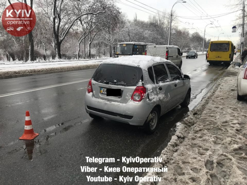 "Хотели без очереди": в Киеве возмутились водителем, который въехал в отделение банка (фото)