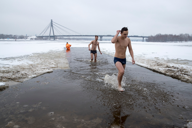 Хрещення 2018: Кличко разом з главами районів Києва викупався в Дніпрі