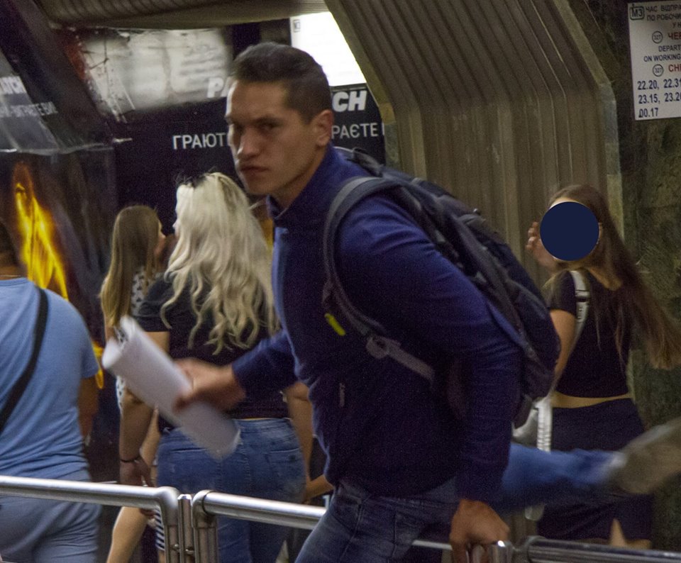 "На дорогу": киян попередили про шахрая в столичному метро (фото)