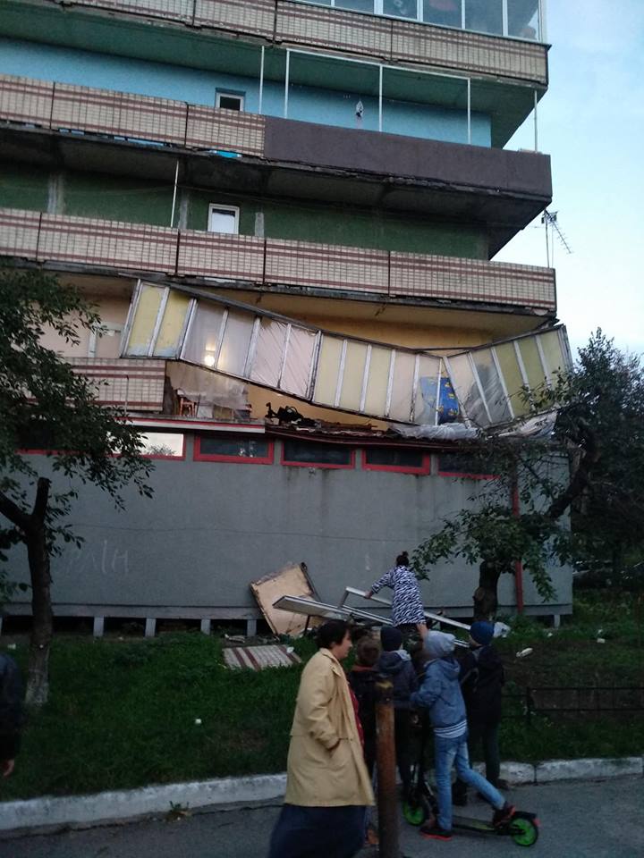 У Вишгороді впав балкон багатоповерхівки
