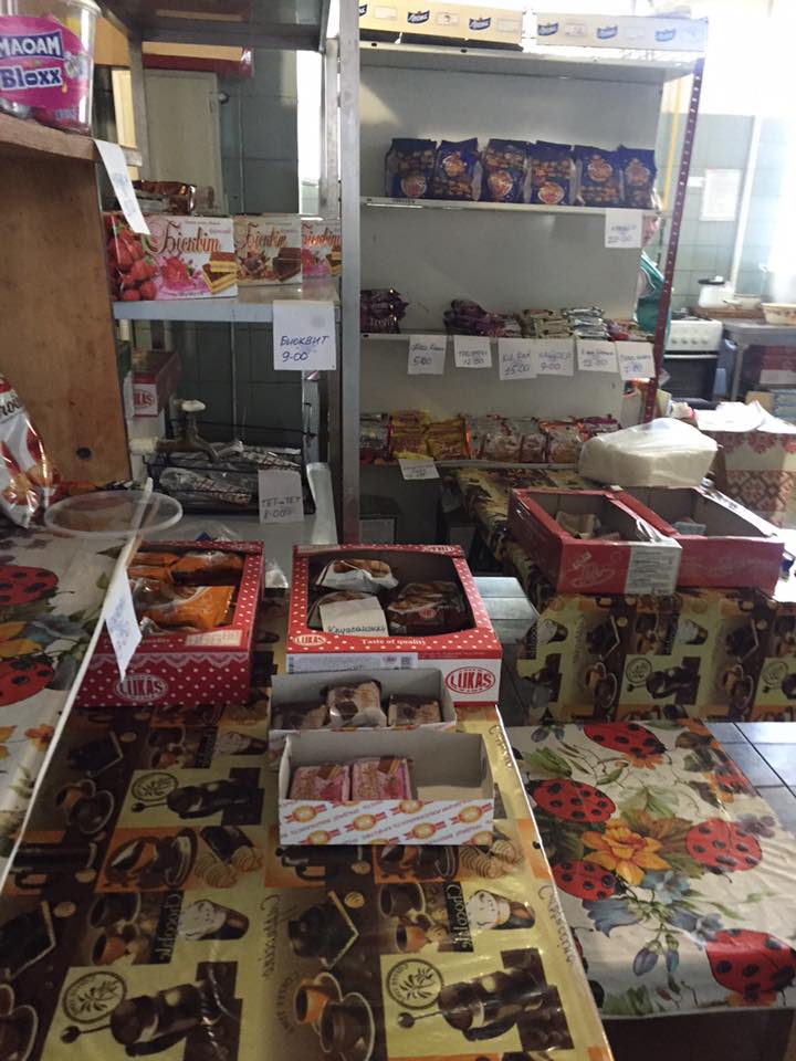 Дети остались голодными: в Киеве в нескольких школах проверили еду в столовых (видео)