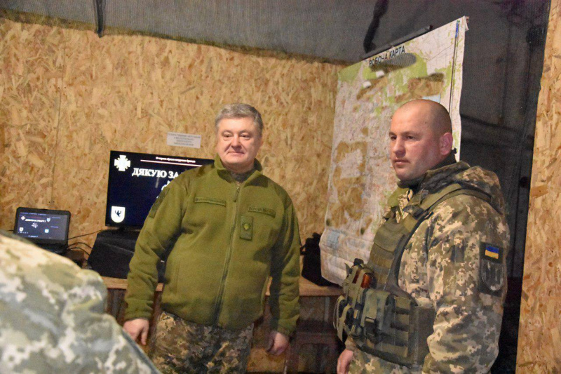 Порошенко вручив нагороди бійцям, які повертали українські села в Луганській області