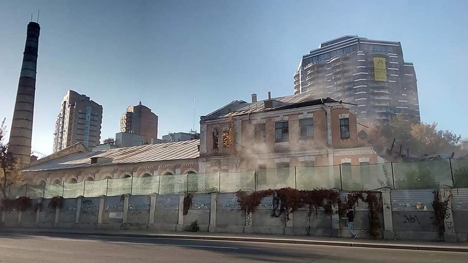 &quot;Уничтожили город наш&quot;: разрушение здания бывшего хлебозавода вызвало негодование у киевлян