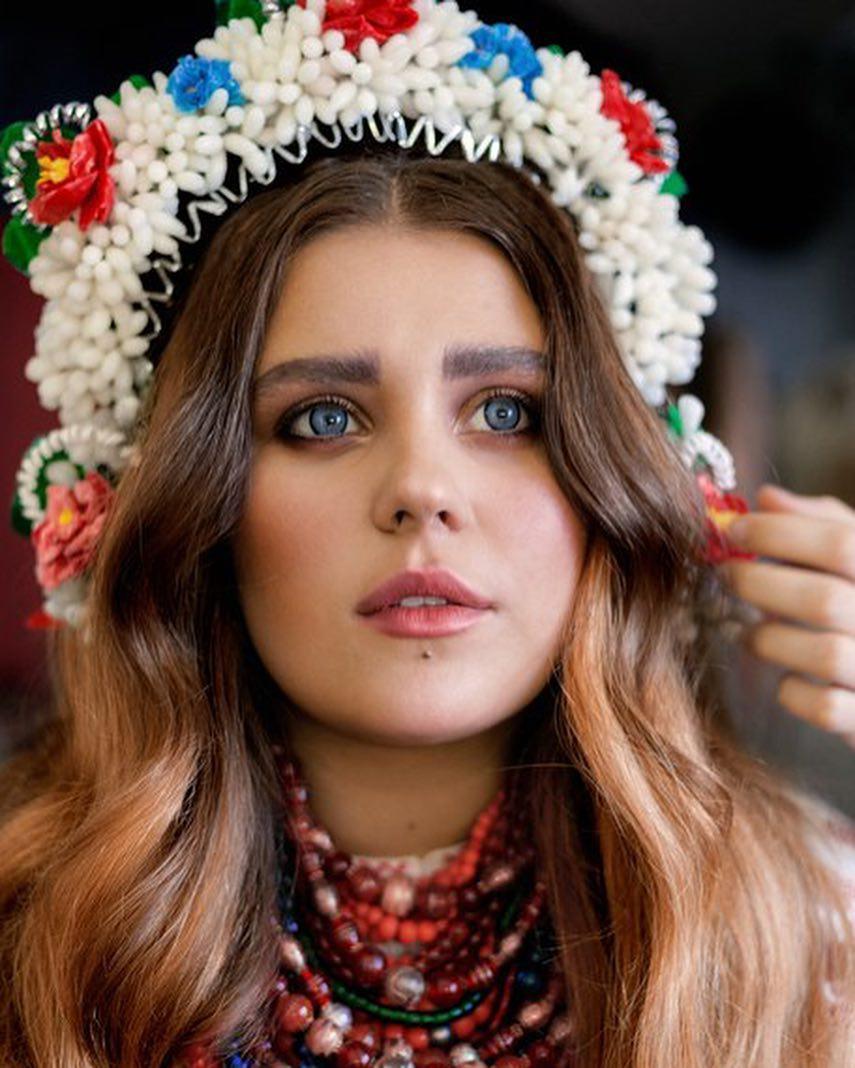 Солістка групи KAZKA висловила свою думку щодо відмови від російської мови