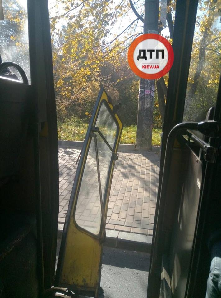 Вот такой гиперлуп: в Киеве у маршрутки на ходу отвалились двери