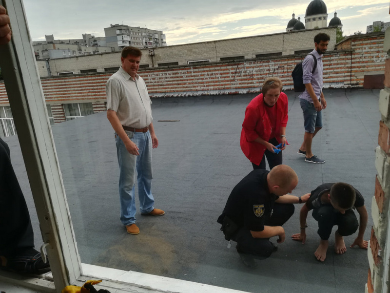 Во Львовской области подросток упал со здания школы (фото)