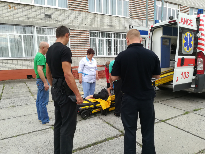 Во Львовской области подросток упал со здания школы (фото)