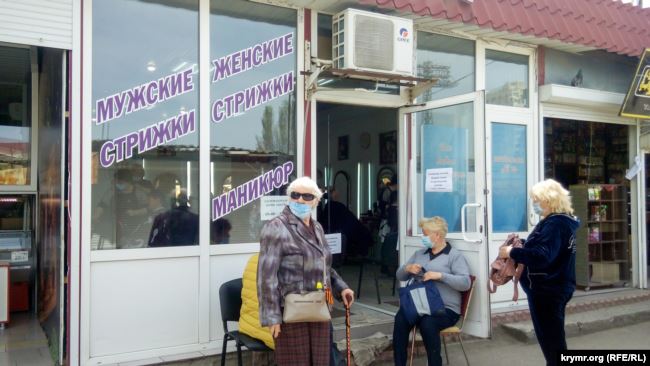 Украинцы массово бросились в парикмахерские: очереди на десятки метров