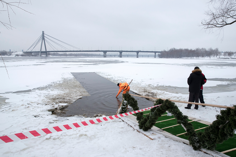 Хрещення 2018: Кличко разом з главами районів Києва викупався в Дніпрі