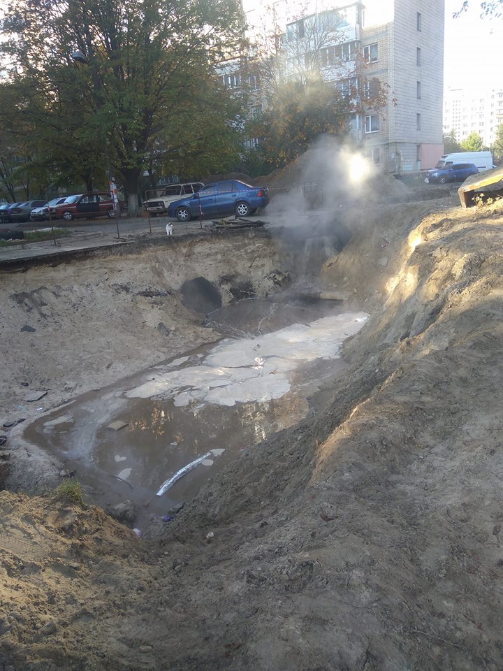 &quot;Беремо рушники та йдемо у джакузі&quot;: в мережі показали наслідки прориву труби на Борщагівці в Києві