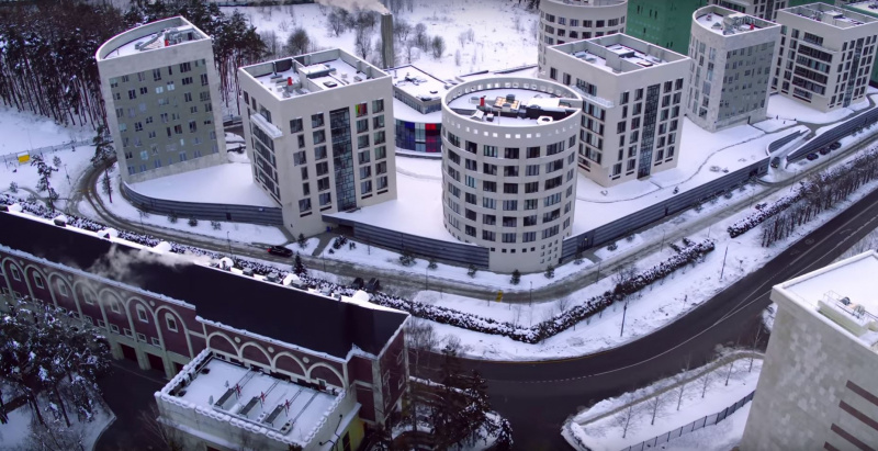Чтобы не смотрели: под Москвой из-за дворца зама Медведева в домах замуровали окна (видео)