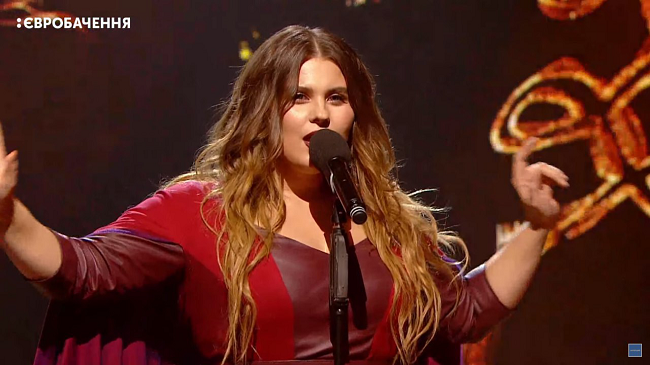 На сцене - яркие KAZKA с композицией "Дива"