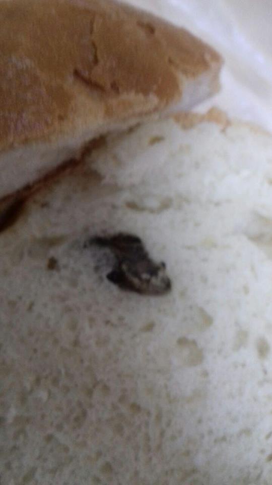 Неприємний сюрприз: у Тернополі жінка купила в кіоску хліб з "білкової начинкою"