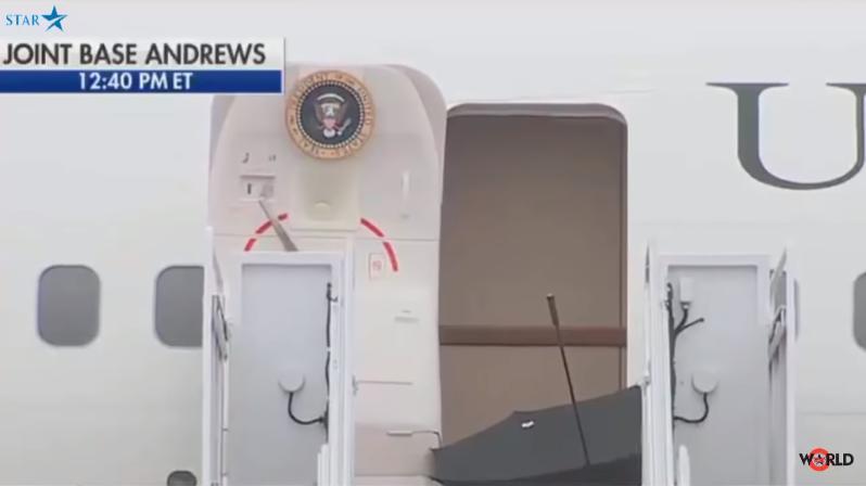Курьезное видео: Трамп оконфузился, не сумев закрыть зонт