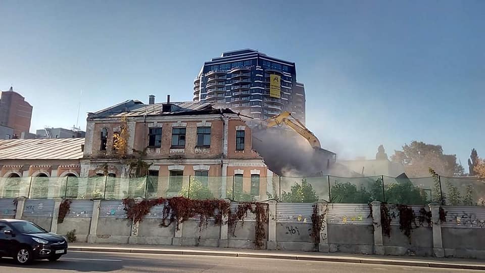 &quot;Уничтожили город наш&quot;: разрушение здания бывшего хлебозавода вызвало негодование у киевлян