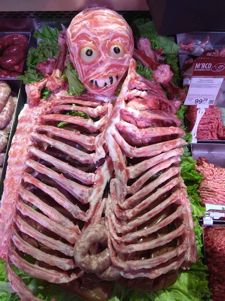 Хэллоуин по-фастовски: "креативное" оформление мясной витрины взбудоражило сеть