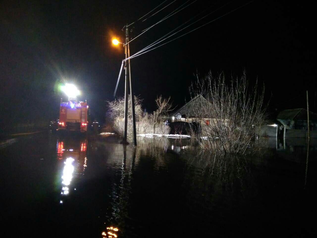 Под Сумами затопило десятки домов: людей эвакуировали на лодках (фото и видео)