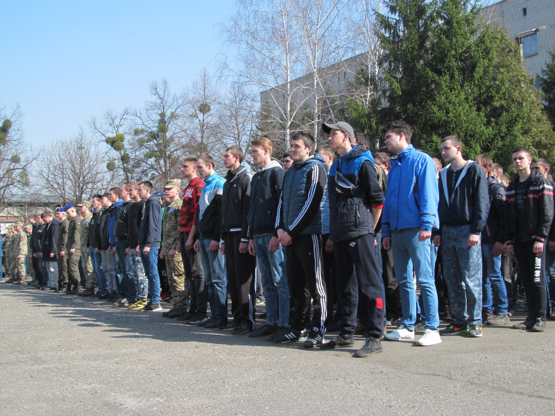 В Україні стартував весняний призов: в Харкові відбулися урочисті проводи (фото)