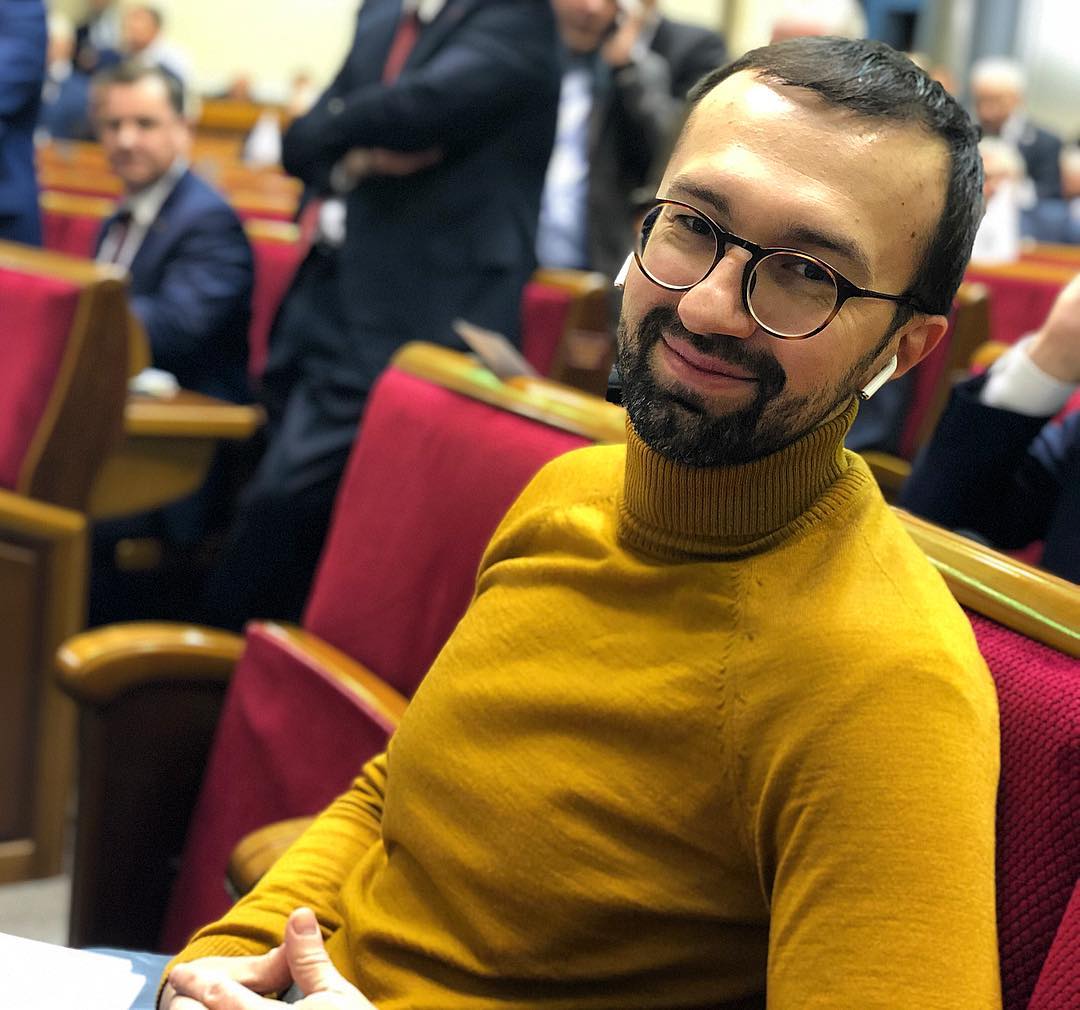 Дома с семьей или на Мальдивах: где народные депутаты будут праздновать Новый год