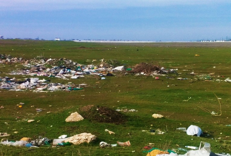 "Превращается в свалку": в сети показали горы мусора в оккупированном Крыму