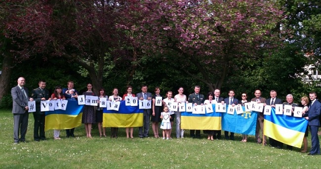 Фото: Украинские дипломаты в Брюсселе и члены из семей призывают голосовать за Джамалу (ukrinform.ua) акция в поддержку джамалы