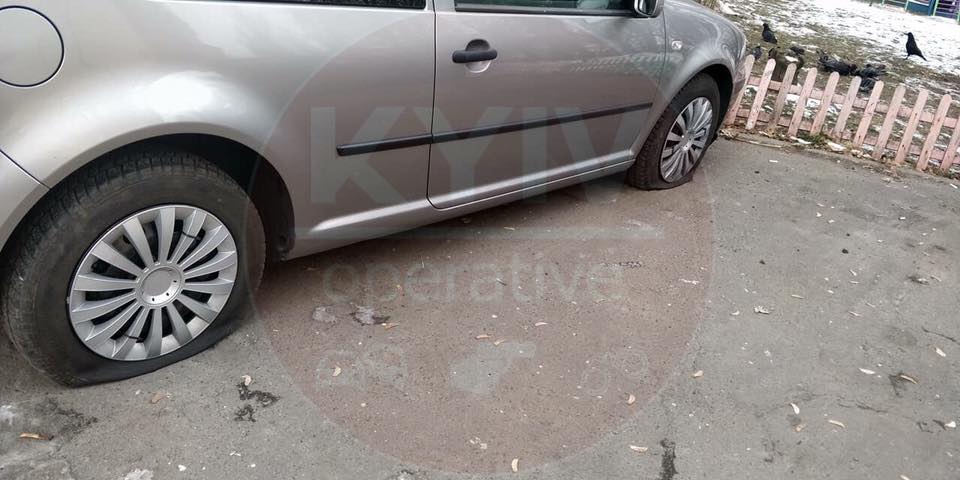 "Особиста неприязнь": у Києві зловмисники порізали шини автомобілям на єврономерах